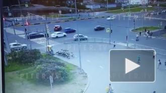 На перекрёстке Шуваловского и Комендантского столкнулись легковушки: видео
