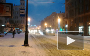 Дорожники Петербурга одновременно вывозят снег и моют дороги