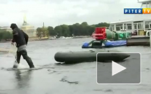 В Петербурге штормит, вода в Неве поднимается