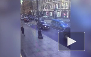 Мотоциклист сбил девушку на пешеходном переходе на Невском проспекте и попал на видео