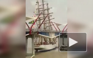 Бразильский военный парусник врезался в мост в Эквадоре