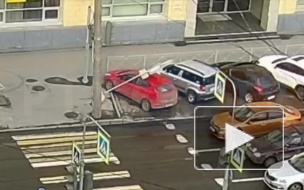 В Петроградском районе на автомобиль рухнул дорожный знак