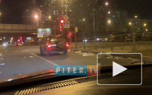 Видео: На Малой Балканской неизвестный разбросал по дороге газеты