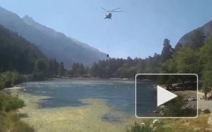 Вертолеты помогают тушить лесной пожар в Тебердинском национальном парке в КЧР