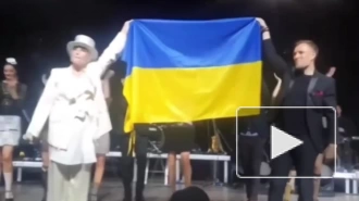 Певица Вайкуле выступила на концерте в Литве с флагом Украины наперевес