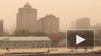 На Пекин второй раз за месяц обрушилась мощная песчаная буря 