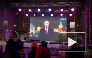 Жители Калининского района смотрели на поздравление президента с Новым годом на большом экране