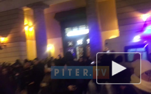 Видео: петербуржцев вывели на улицу из-за ложного сообщения о взрыве около "Владимирской"