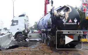 На МКАДе в Москве перевернулся грузовик с битумом