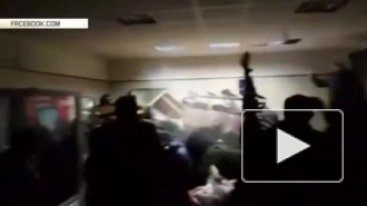 Видео из Киева: Полиция взяла штурмом забаррикадировавшихся в зале суда националистов