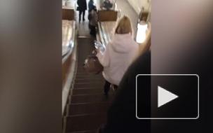 Эскалатор на станции метро "Нарвская" остановили из-за девушки в длинном платье