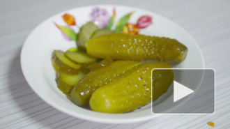 Врач рассказал, почему водку нельзя закусывать маринованными огурцами