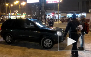 Женщина на внедорожнике таранила пешехода на Коломяжском проспекте