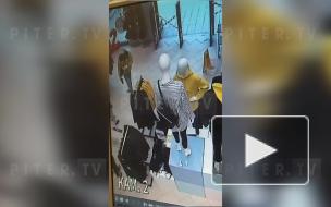 Неизвестные напали на магазин на Долгоозерной улице с оружием