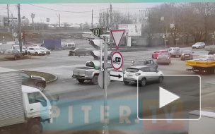 На перекрестке Благодатной и Витебского проспекта иномарку вынесло на обочину при ударе