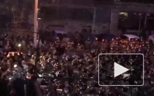 У здания парламента Армении начались столкновения протестующих и полиции