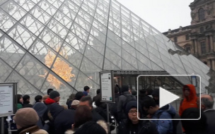 Лувр закрылся за-за большого количества посетителей