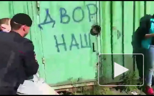 "Вы против народа, суки!": в Москве полицейские задержали протестующих против строительства многоэтажки