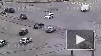 Видео: на перекрестке Бухарестской и Белы Куна столкнулись две иномарки