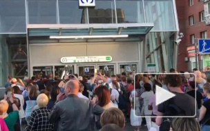 Петербуржцы выстроились в очередь около новой станции "Беговая"