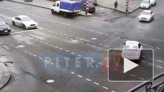 На пересечении Кирочной и Таврической столкнулись 2 легковушки