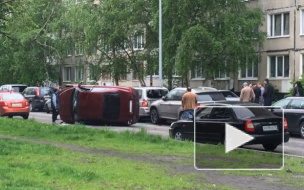 Петербурженка в красном Suzuki устроила страшное ДТП на Ветеранов, перевернув машину с ребенком в салоне