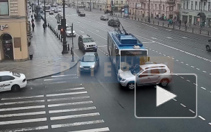 Видео: автомобиль врезался в троллейбус на Марата