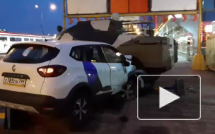 В Петербурге каршеринговый автомобиль протаранил броневик