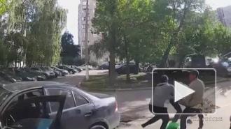 Видео: В Москве угонщик переехал владельца машины и ударил полицейского 