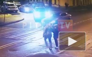 Неизвестный водитель едва не сбил пешеходов на Боровой