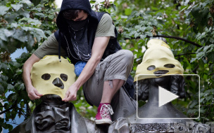 В знак солидарности с Pussy Riot московские памятники «надели» балаклавы