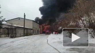 На обувном предприятии в Пскове загорелся склад