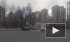 "Мерседес" выкинуло на тротуар после столкновения с другим авто на проспекте Просвещения
