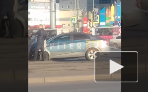 Видео: Возле "Пионерской" столкнулись две иномарки