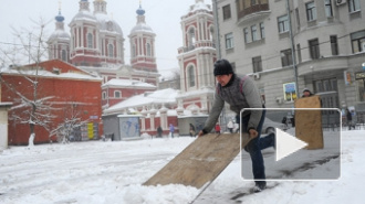 Новый снегопад в Москве опять вызвал транспортный коллапс