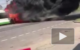 Появилось видео горящего пассажирского автобуса возле Шереметьево