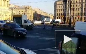 В Петербурге мужчина выскочил из автомобиля, ударил полицейского ножом в шею и был застрелен на месте