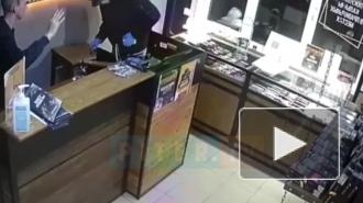 Неизвестный с ножом ограбил магазин кальянов во Фрунзенском районе
