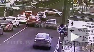 Видео: на перекрестке Долгоозерной и Королева столкнулись "Фабия" и "Пежо"