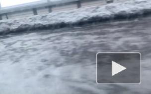 Съезд с Васильевского острова подтопило из-за тающего снега