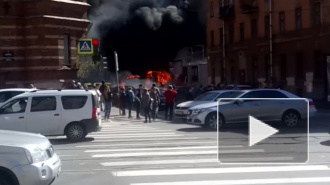 Видео: днем 8 мая в центре Петербурга сгорел грузовик