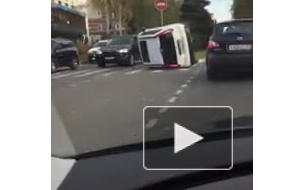 Перевернувшийся в центре Белгорода Nissan сняли на видео