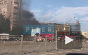 В Петербурге загорелась крыша ТЦ "Крыша"