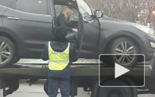 Очевидцы: В Петербурге даму эвакуировали вместе с автомобилем