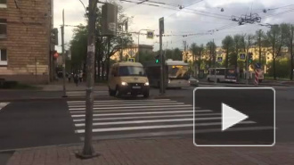 Видео: инкассаторский автомобиль превратился в пешехода в Петербурге