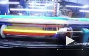 Видео из Индии: Работника фабрики замотало в станок