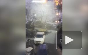 Во дворе дома по Малой Балканской загорелась машина