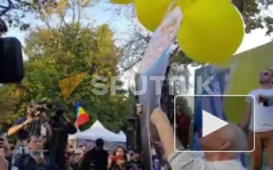 Протестующие в Кишиневе запустили шары с изображением премьера Молдавии
