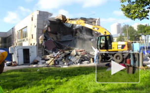 На углу Науки и Гражданского проспектов "добрые молодцы" с экскаваторами одолели "Русь"