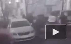 Видео:В центре Москвы десятки дворников устроили массовую драку на лопатах